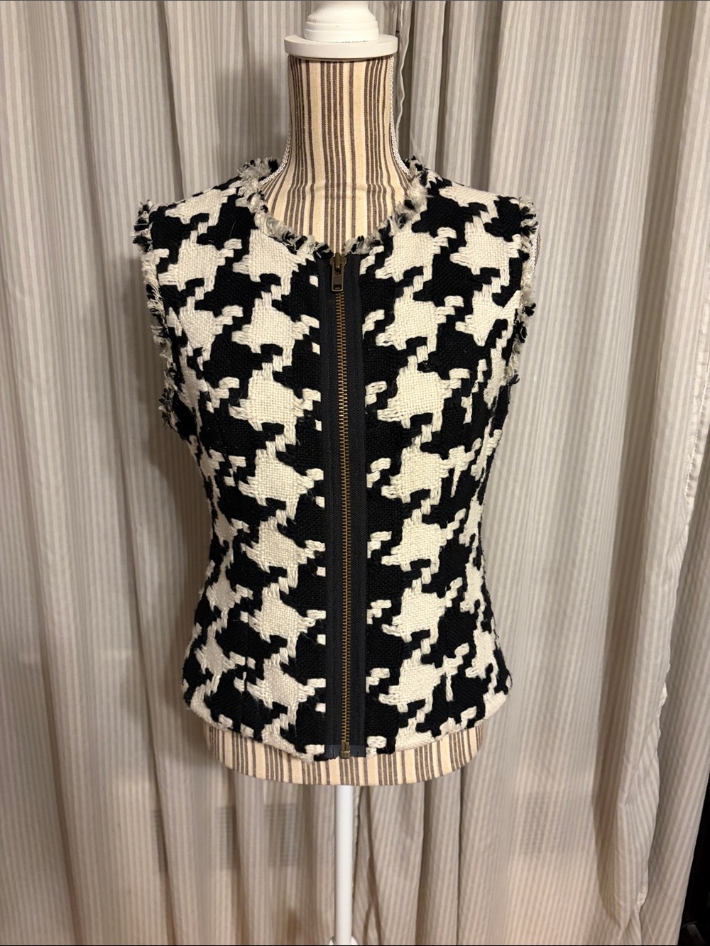 Cabi Black & White Houndstooth Zip-Front Sleeveless Top